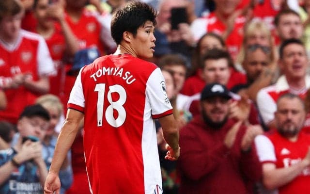 ファンに愛される冨安健洋、これで正式に一員に!? アーセナル＆トッテナムの選手御用達のレストランでチームメイトと会食