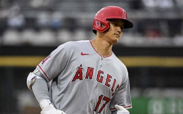 大谷翔平、復活4号直後のベンチで見舞われたハプニング　実況席爆笑「帽子のツバを…」