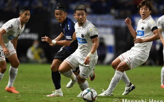 「漫画のような落ち方」札幌FWが圧巻の「ドライブシュート」で湘南を撃破!「月間ベスト級ゴール」でホーム初勝利に導く!