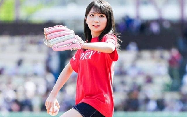 「マジ天使じゃん」ミニスカ姿のアイドル、恥じらいながらの“大ボケ”始球式