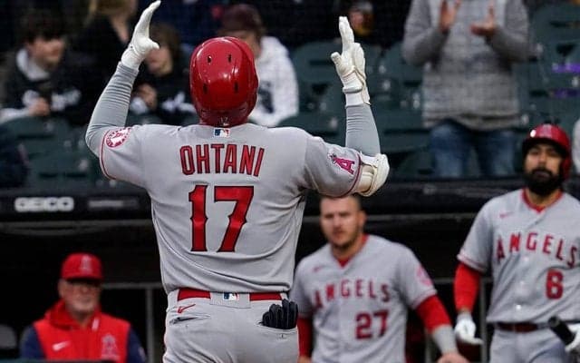 【MLB】前が見えない…「イカした」大谷翔平　“お茶目な”ハイタッチに米メロメロ