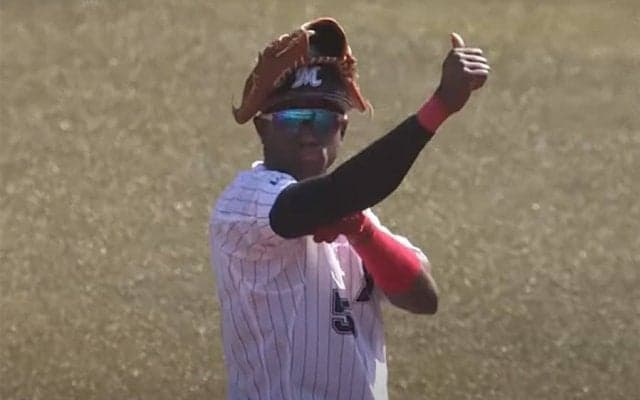 ロッテ助っ人の「肩がバケモン」　空中からの“キャノン発動”が「エグすぎる」