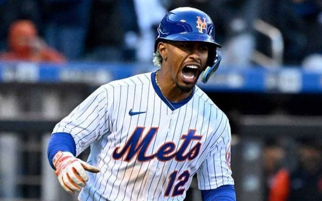 MLBでヘルメットに起きた“異変”を相手選手が発見、本人も驚き　米爆笑「君はFAだ」