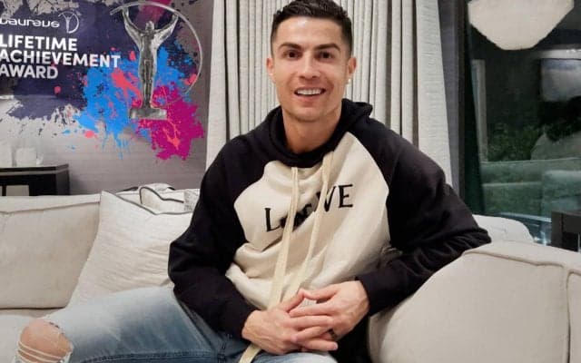 王様・ペレもつい反応「神の御加護を」、C・ロナウドが屈強な肉体で生まれたばかりの娘を愛ある抱っこ