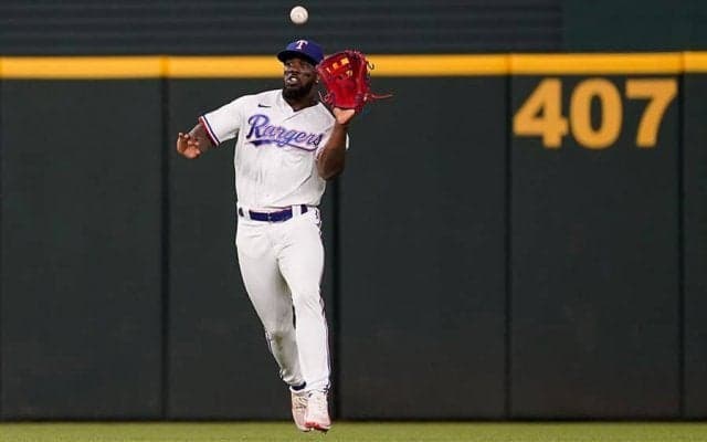 【MLB】無情に外野を転がるボール…元巨人外野手の“大失態”は「何をやってるんだろうか」