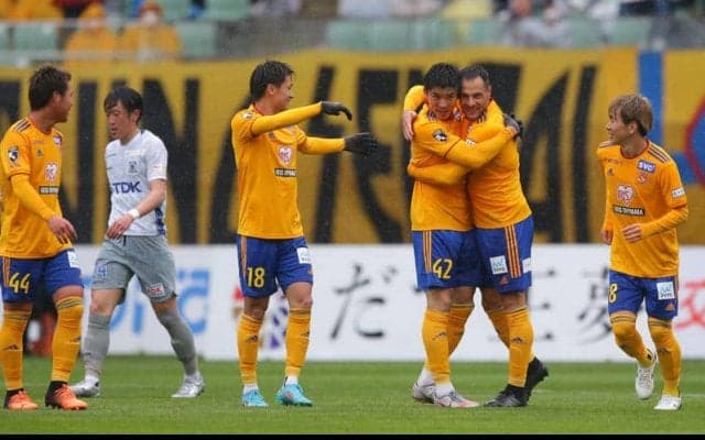 仙台が3ゴールで3連勝！横浜FCは3点差追いつかれるも首位＆無敗キープ、初連勝大宮は降格圏脱出【明治安田J2第13節】