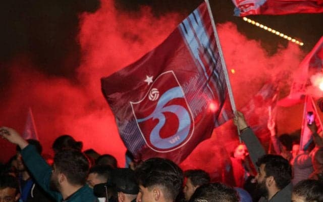 一体何人いる!? 38年ぶりのリーグ優勝にファンの喜び爆発、ピッチを埋め尽くす大量の人は想像を遥かに超える