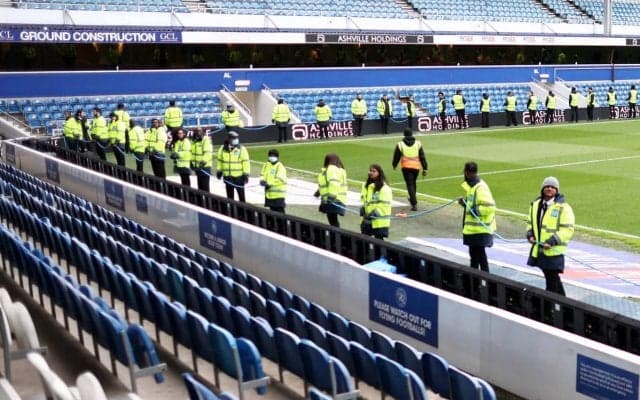 「ユナイテッドの守備陣」「今季のドルトムント」侵入者を防げない警備員を守備崩壊とファンが揶揄