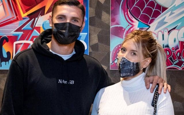 「笑顔がとてもかわいい」PSG退団噂のイカルディ、旅行先での家族写真が大反響「なんて美しいお姫様!」