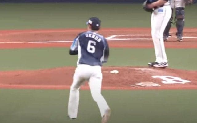 「足の運びがわけわからん笑」　源田の美しい“瞬間送球”が「早さたまらん」