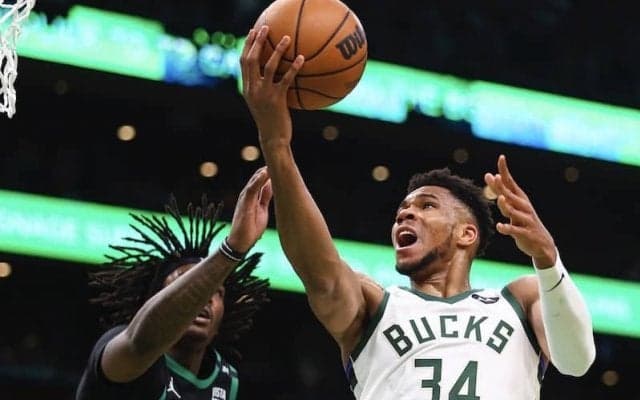 バックスがセルティックスとの初戦を制す…アデトクンボがトリプルダブル／NBAプレーオフ