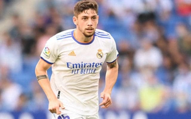 「あなたを愛している！」レアルの35度目の優勝をピッチで喜ぶ中、選手の妻が美しき歓喜の涙