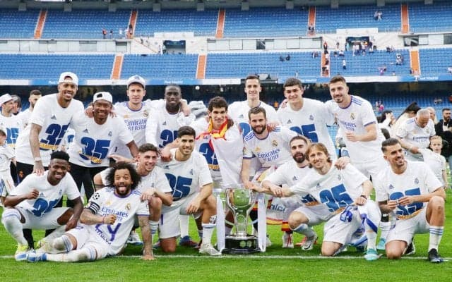 「レベル高過ぎる」、「女神たちだ」レアル選手たちの美しき奥様＆パートナーもトロフィーと共にリーグ制覇を祝う!!