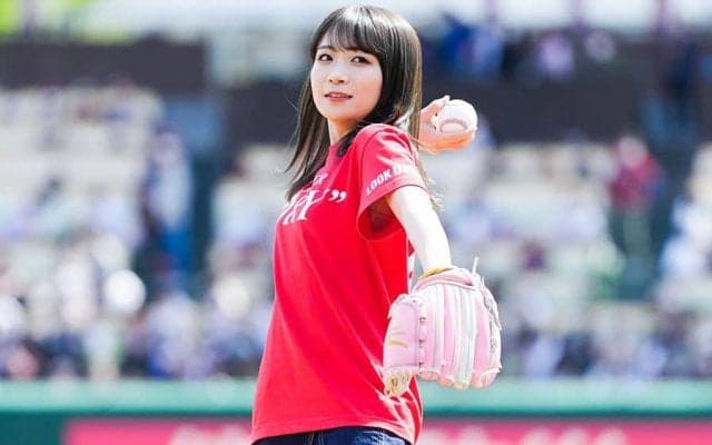 「マジで国宝級」ミニスカ姿の“恥じらい”始球式　人気沸騰で100万再生目前