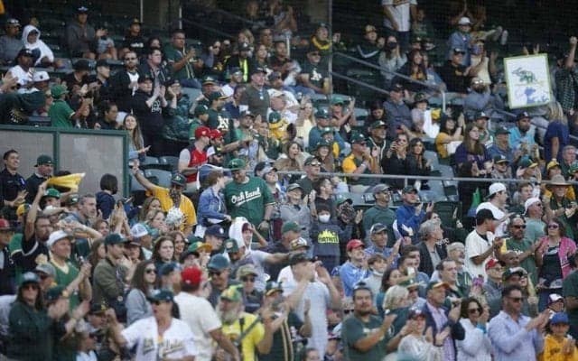 【MLB】女性がまさかの水浸し「踏んだり蹴ったり」　“大失策”が招いた悲劇が「アート」