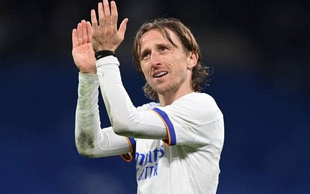 モドリッチがバスの運転手に変身、優勝パレードでクラクションの祝砲