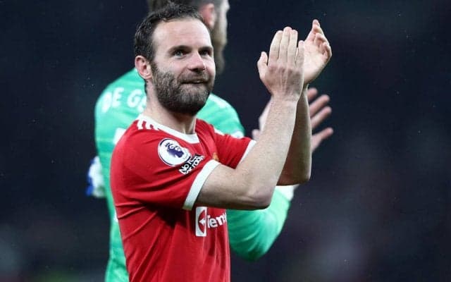 「マタはまだ居る」これが最後？ ユナイテッドと契約満了のマタが“神対応”、雨降る中遅くまでファンサービス