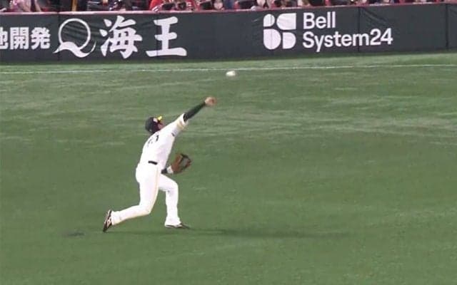 「捕球してから投げるまで速すぎ」　走者慌てた超速レーザービームは「肩鬼強い」