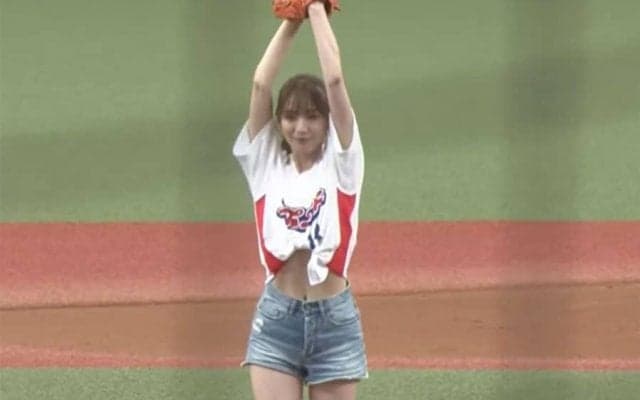 短パン＆へそ出しモデルが「かわいい！」　美しさ際立つ始球式が「スタイルよくね？」
