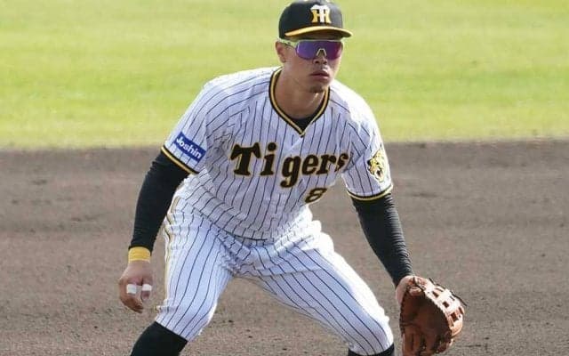 佐藤輝明の爆送球が「強肩ですこ」　野生感溢れる美技が「メジャーリーガーみたい」