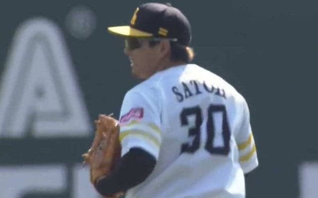 場内騒然の“ライトゴロ”が「肩つっよ」　衝撃レーザーで粉砕…打者恥ずかしそう