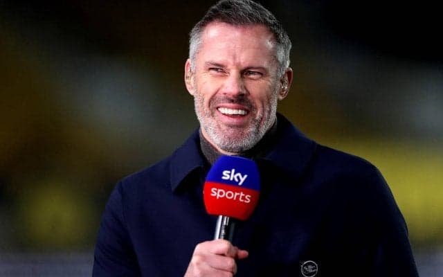 スリル満点の戦いを終えてビール一気飲み！ リバプールOBの解説者キャラガーがやりたい放題