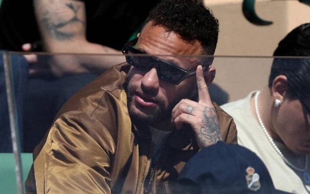 ピッチより生き生き? ネイマールはポーカーに夢中、高額バイインのトーナメント参加の結果は…