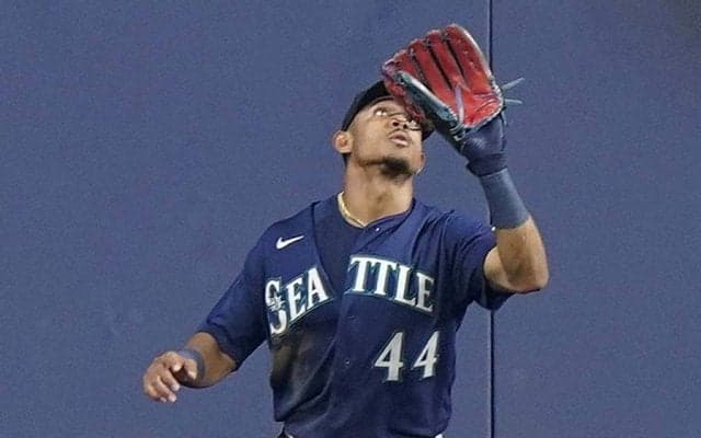 フライ捕球した外野手の“口の動き”に米仰天　超美技の直前に「簡単そうにやってる」