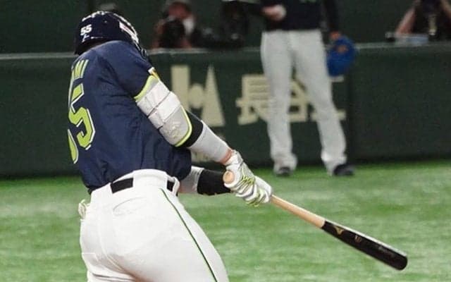「あのコースぶち込むんか」燕・村上の“すくい撃ち満塁弾”が「意味わからん」