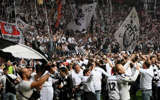 これぞ欧州サッカー! 鎌田、長谷部と共にEL決勝進出のフランクフルト、試合後に歓喜のサポがピッチへなだれ込む