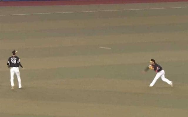 「なんだこの強肩集団」　“8-6-2-5奇跡の併殺”生んだ中継が「ガチプロなプレー」