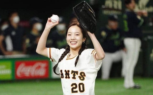 「何コレ、かわいい」　透き通る白い肌…投球後の“天然アレレ”が「まじ美しすぎる」