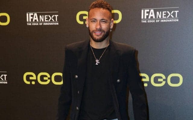 ネイマールがカナリア色の新車発表会に登場、自らはメーカーのアンバサダーも務める