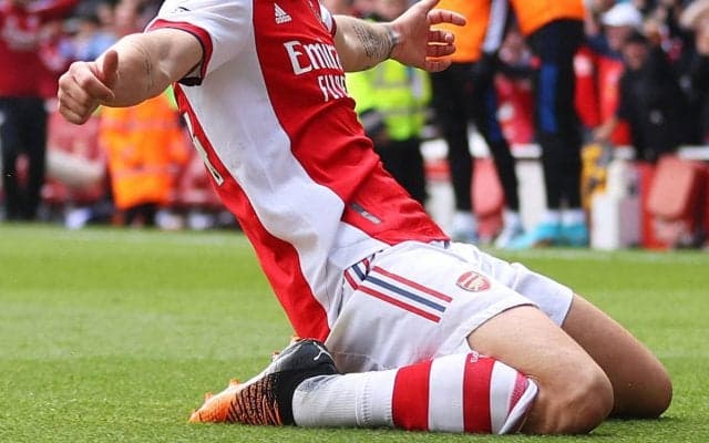 襟付きと噂の来季アーセナルのホームユニ、白いショーツ含めたキット全容がリークされる