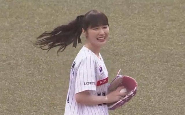 白ミニスカひらり「引くほど綺麗」　元アイドルの“足上げ1球”が「いやーもう最高」