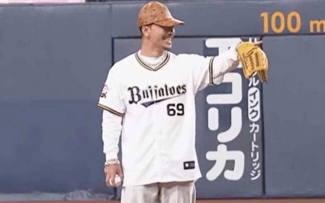 人気ラッパーが投じた「かなり速いボール」　場内どよめいた“本気投球”が「素晴らしい」