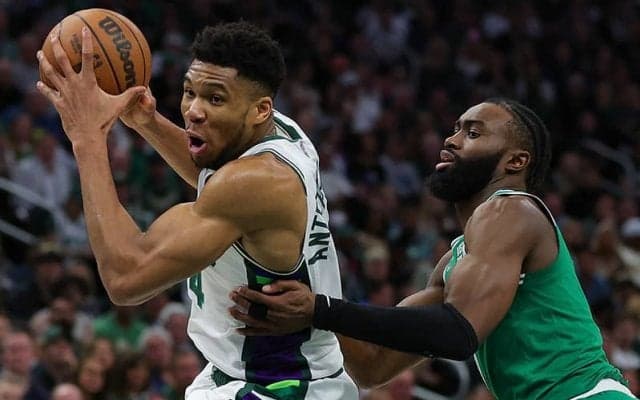 アデトクンボが42得点12リバウンドの大暴れ…バックスが大接戦を制す／NBAプレーオフ