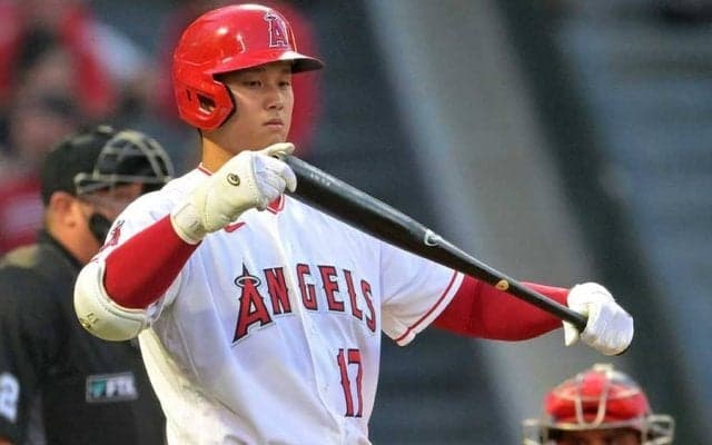 大谷翔平、2試合ぶり安打の前にベンチで取った行動に反響「可愛い」「今回は後ろ向き」