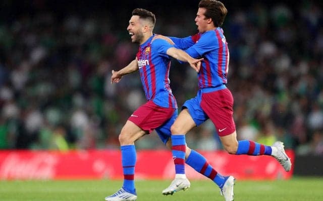 「非常識なボレー」、「何度見てもいい!」ジョルディ・アルバの劇的決勝ボレーに賛辞止まず「史上最高のレフトバック」