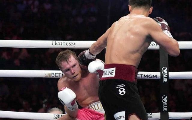 カネロ、劣勢のリングで取った衝撃行動が海外話題　「酔っ払い帰らせるみたい」の声