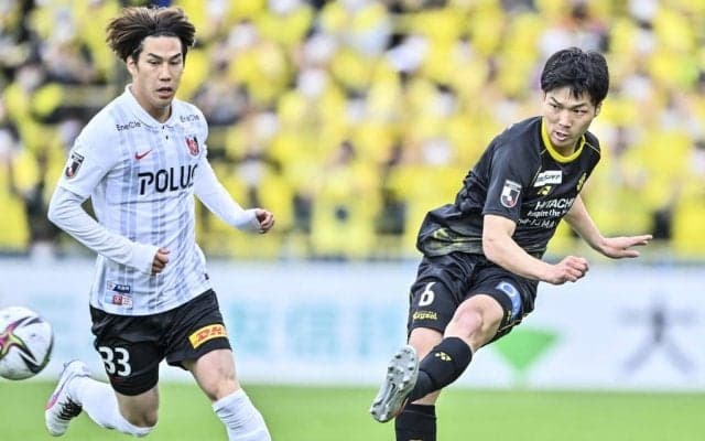 「柏-浦和」で乱闘直前騒動！ ピッチ上で「突き飛ばし＆選手入り乱れ」発生で主審が提示した「カードの枚数」