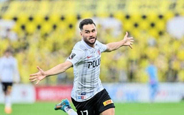 異例！ 浦和レッズが試合前の「スタメン撮影」でポジション替え決行で「入れ替わった2人の名前」