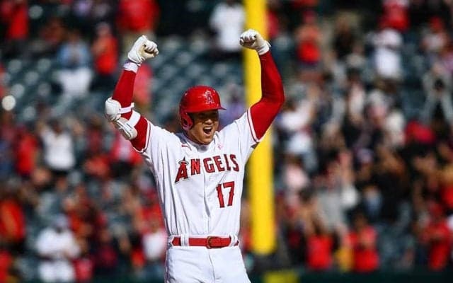 大谷翔平、9回2死から同点打→サヨナラホームイン！　米記者「今季最も価値ある安打」