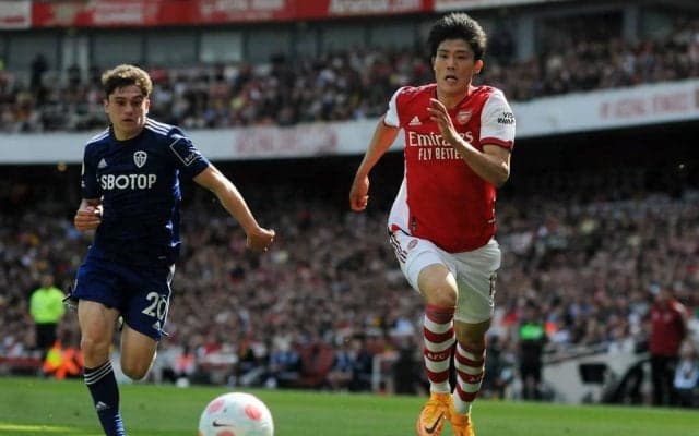 冨安健洋、初の左SB起用も海外メディアから｢絶賛の嵐｣!!アーセナルが10人のリーズに勝利でCL出場に大きく前進!日本代表DFへ｢最高評価｣続々!