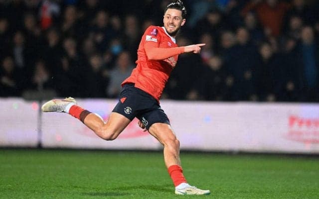 「後ろにいるぞ！」相手選手に気づかず失点…GKの痛恨ミスにダメ出しの声「YouTubeで観たことある」