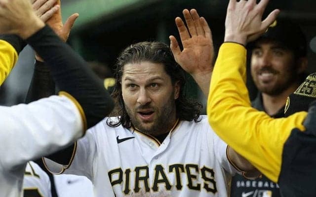 【MLB】“逃げる打球”を強奪した6秒ダッシュ　野生のプレーが「まさにイカれている」