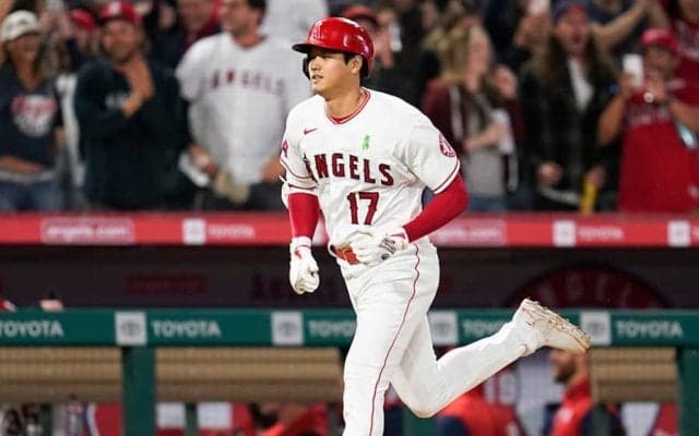 大谷翔平HRを「優し～く」祝福　最前列で迎えた兄貴分トラウトに反響「彼らが大好き」