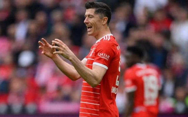 「これはさすがにフェイク」レヴァンドフスキの“超高速連続ヘディング”が注目浴びる「メッシのは信じたけど…」