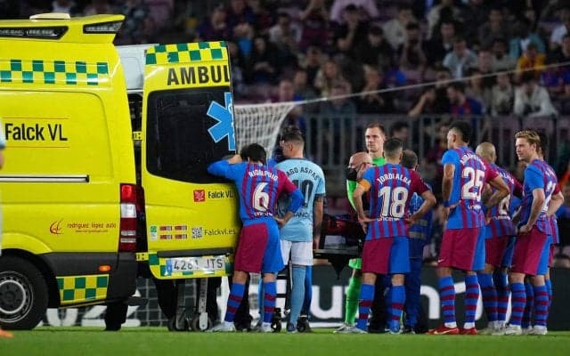 バルサDFアラウホが病院に搬送、脳震とうでの交代で精密検査に