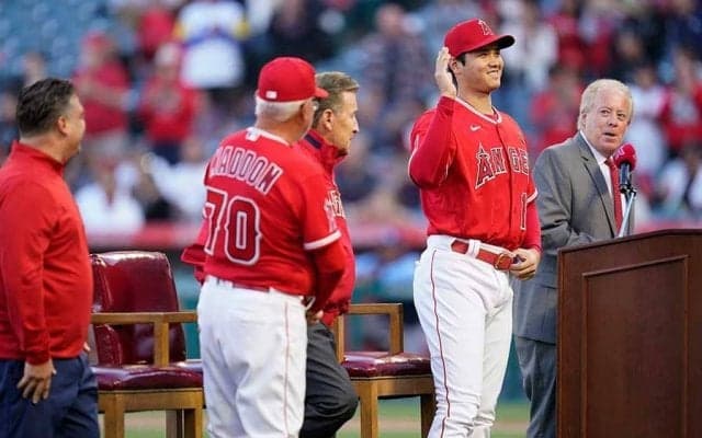【MLB】大谷翔平、MVP受賞セレモニーに笑顔　本拠地は日本語祝福、地元ファン熱狂「MVP！」